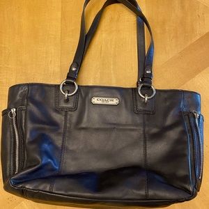 Coach Leather Tote G1281-F19252 In very good condition.